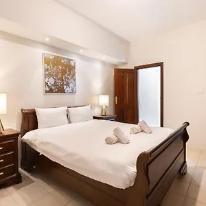 Just Minutes From The By Jl Appartamento